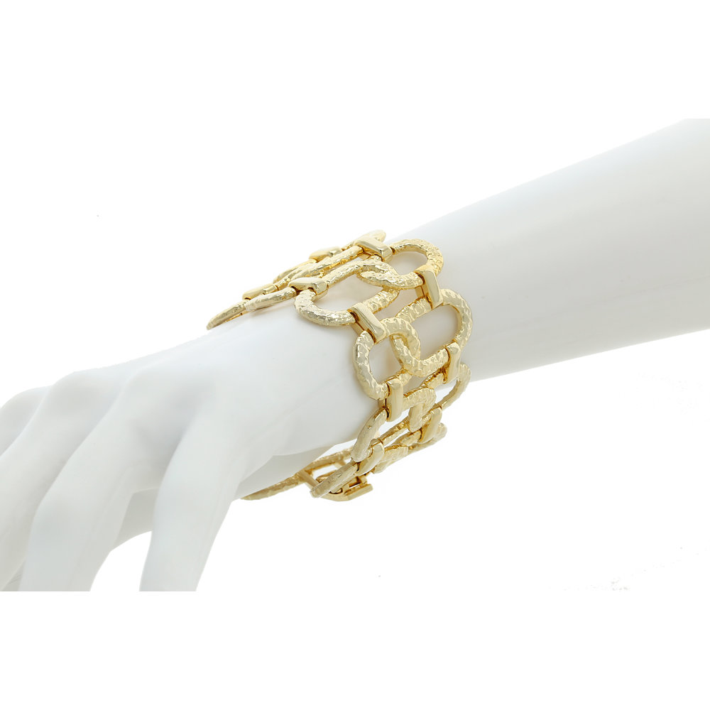 GIUDITTA - GIUDITTA è un bracciale in oro chiaro che rappresenta la perfetta combinazione di eleganza e personalità. - A.Z. Bigiotterie