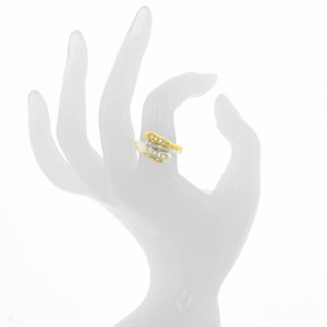 WENDY - WENDY &egrave; un anello classico e sempre di moda, l'abbraccio dell'oro con il rodio si definisce poi nell'incontro con i cristalli. - A.Z. Bigiotterie