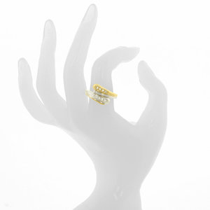 WENDY - WENDY è un anello classico e sempre di moda, l'abbraccio dell'oro con il rodio si definisce poi nell'incontro con i cristalli. - A.Z. Bigiotterie
