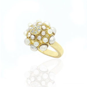 SOPHIA - SOPHIA è un anello dal cuore di perla e cristalli che messi insieme creano un romantico fiore. 
È realizzato in bagno oro chiaro con perle bianche e perle di mocha, disponibile dalla misura 9 alla 25. - A.Z. Bigiotterie