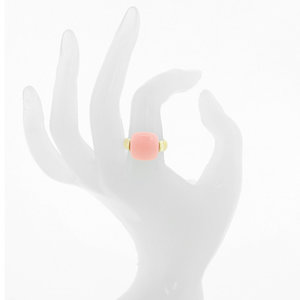 GLORIA - GLORIA è un semplice e delicato anello realizzato in oro chiaro con una dolce resina color rosa.

Disponibile dalla misura 9 alla 25. - A.Z. Bigiotterie