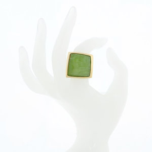 PEGGY - PEGGY is a ring ideal for vaguely eccentric personalities as it is defines a brand new idea of style because it is made of light gold with a central design in green resin, with a rather square shape.

Size from 9 to 25. - A.Z. Bigiotterie