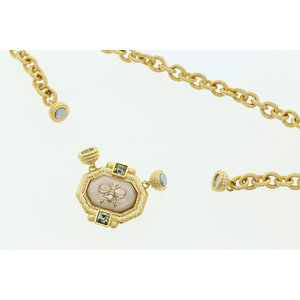 BEE BEE 2 - Chain choker in light golg with rings: its peculiarity is the magnetic closing that allows to attach a central motif in light peach with a lovely little bee and fum&eacute; stone. - A.Z. Bigiotterie