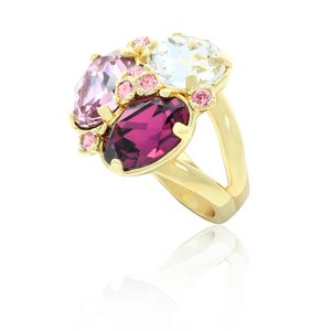 TRILOGY 2 - TRILOGY &egrave; un anello in oro chiaro, pieno di luce grazie alle sue tre pietre in colore cristallo, ametista e light ametista, contornate da strass in light rose.

Disponibile dalla misura 9 alla 25. - A.Z. Bigiotterie