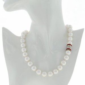 ALISSA - Here is a classic piece, enriched with a crystal rodhium studded magnet closing!
Jewel made of white pearl with crystal closing and ruby carr&egrave; stones. - A.Z. Bigiotterie