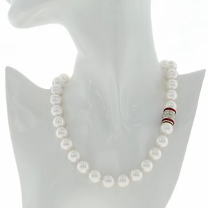 ALISSA - Here is a classic piece, enriched with a crystal rodhium studded magnet closing!
Jewel made of white pearl with crystal closing and ruby carrè stones. - A.Z. Bigiotterie