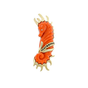 SEAHORSE - This fun brooch, with the shape of a little seahorse, is perfect for your summer evenings!
Jewel made of light gold with black crystals and coral resin. - A.Z. Bigiotterie