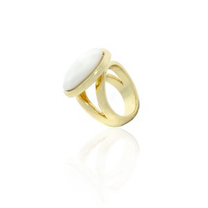 ONDA - Elegante e moderno &egrave; ONDA, un anello realizzato in oro chiaro e resina bianca che si pu&ograve; portare con qualsiasi outfit! - A.Z. Bigiotterie
