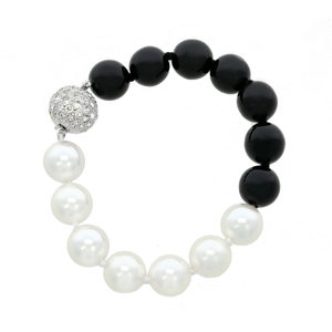 IN & YANG - Questo bracciale, realizzato con perle nere, perle bianche e chiusura in rodio con strass, rappresenta lo in e lo yang, elementi che richiamano l'equilibrio e l'armonia. - A.Z. Bigiotterie