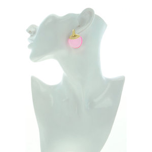 SUGAR - SUGAR &egrave; un orecchino dalla linea essenziale e pulita che dona uno stile unico e un'ottima vestibilit&agrave;. &Egrave; realizzato in oro chiaro e resina rosa. - A.Z. Bigiotterie