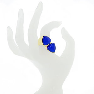 TWINS - TWINS è un anello caratterizzato da due identici triangolini in resina blu che lo rendono un bijoux di grande effetto e perfetta vestibilità. - A.Z. Bigiotterie