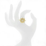 SOPHIA - SOPHIA &egrave; un anello dal cuore di perla e cristalli che messi insieme creano un romantico fiore. 
&Egrave; realizzato in bagno oro chiaro con perle bianche e perle di mocha, disponibile dalla misura 9 alla 25. - A.Z. Bigiotterie