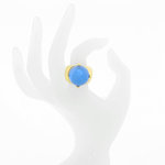 LAVINIA - LAVINIA &egrave; un anello dall'anima misteriosa, racchiusa nella sua semisfera di resina celeste. 
&Egrave; un accessorio importante che di certo non passa inosservato!

Disponibile dalla misura 9 alla 25. - A.Z. Bigiotterie