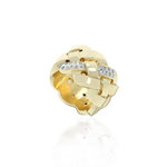 GRETA - GRETA &egrave; un anello caratterizzato da un intreccio dorato in cui spiccano i cristalli, che donano luminosit&agrave; a questo accessorio.

Disponibile dalla misura 9 alla 25 - A.Z. Bigiotterie