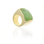 PEGGY - PEGGY is a ring ideal for vaguely eccentric personalities as it is defines a brand new idea of style because it is made of light gold with a central design in green resin, with a rather square shape.

Size from 9 to 25. - A.Z. Bigiotterie