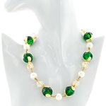 GREEN LIGHT - Prezioso e colorato, GREEN LIGHT è un girocollo in oro chiaro con smeraldi, cristalli e perle bianche. - A.Z. Bigiotterie