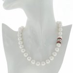 Rodio e perla bianca con chiusura di cristalli e carrè rubino