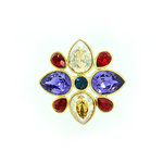 WIND ROSE - WIND ROSE &egrave; una spilla a forma di rosa realizzata su base oro chiaro con pietre color zaffiro, crystal golden shadow e tanzanite, che la rendono particolarmente luminosa e glamour. - A.Z. Bigiotterie