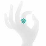 ISOTTA 2 - ISOTTA &egrave; un anello dai toni regali, realizzato con oro chiaro, cristalli e strass acquamarina su smalto turchese.

Misure disponibili dalla 9 alla 25. - A.Z. Bigiotterie