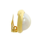 ELLA - ELLA &egrave; l'immancabile orecchino che ogni donna deve possedere: classico elegante e sempre di charme. &Egrave; realizzato in oro chiaro e perla classica, con chiusura a clip. - A.Z. Bigiotterie